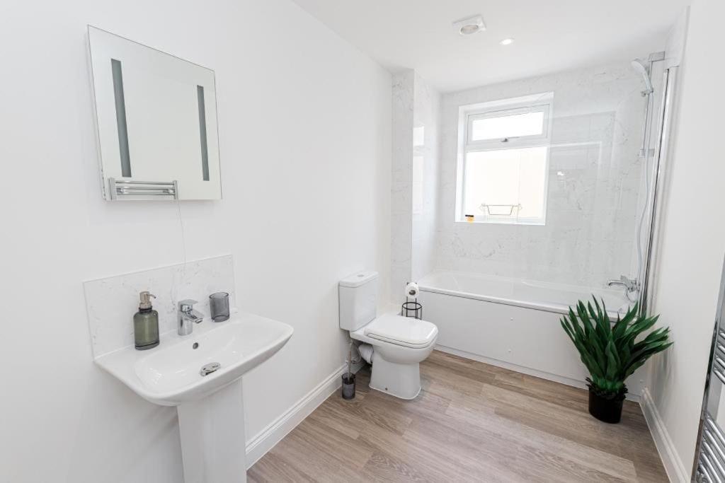 Bournecoast - Stylish Flat With Balcony - Sea Glimpses - 10 Min Walk To - Parking - Wifi - Fm8405 Appartement *
