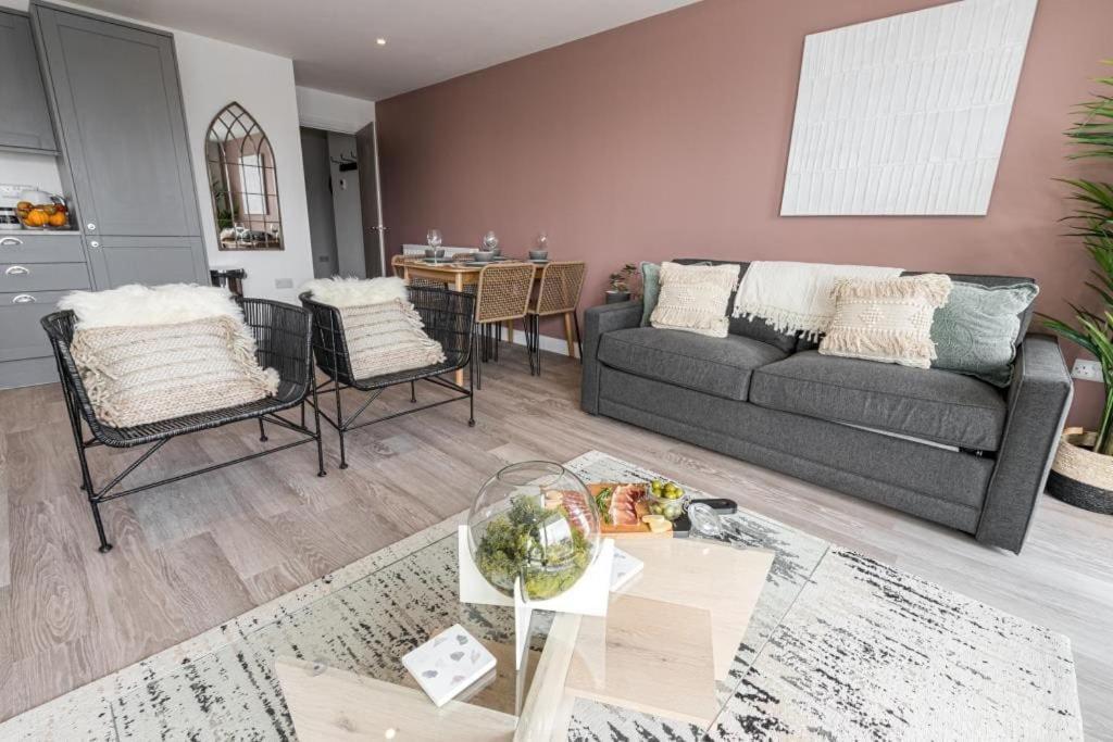 Bournecoast - Stylish Flat With Balcony - Sea Glimpses - 10 Min Walk To - Parking - Wifi - Fm8405 Appartement Bornemouth