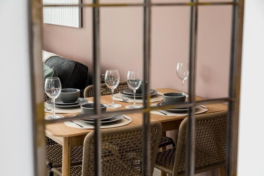 Bournecoast - Stylish Flat With Balcony - Sea Glimpses - 10 Min Walk To - Parking - Wifi - Fm8405 Appartement Bornemouth