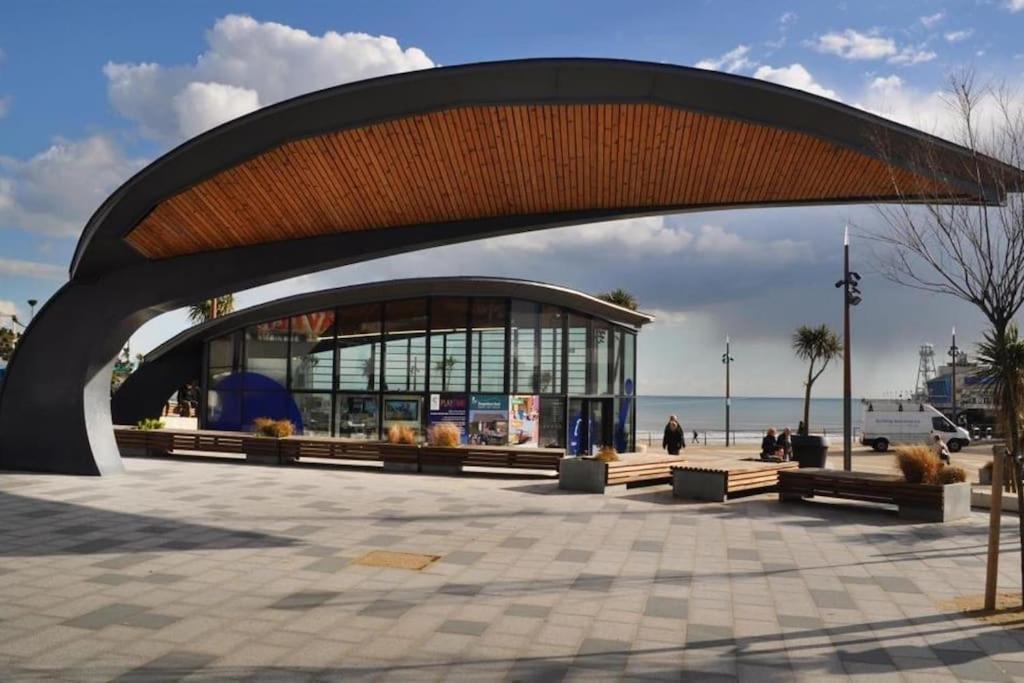 Bournecoast - Stylish Flat With Balcony - Sea Glimpses - 10 Min Walk To - Parking - Wifi - Fm8405 Bournemouth