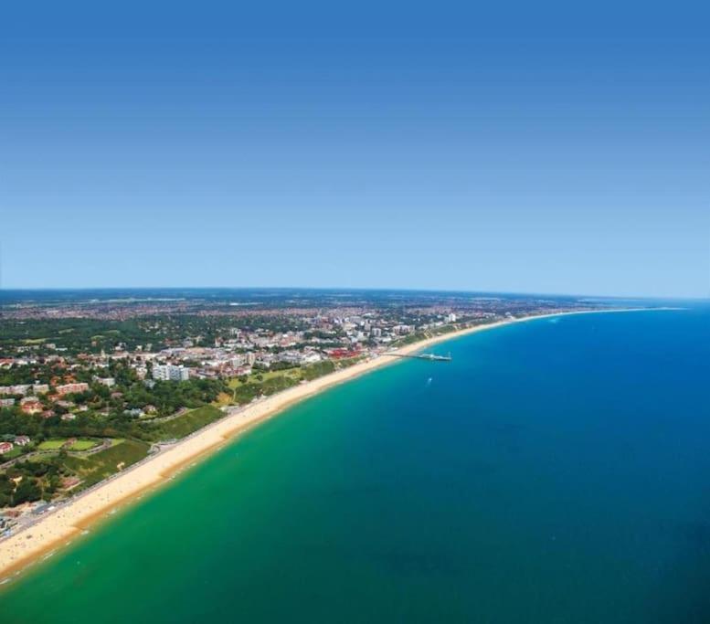 Bournecoast - Stylish Flat With Balcony - Sea Glimpses - 10 Min Walk To - Parking - Wifi - Fm8405