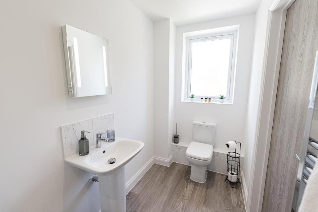 Apartment Bournecoast - Stylish Flat With Balcony - Sea Glimpses - 10 Min Walk To - Parking - Wifi - Fm8405 Bournemouth