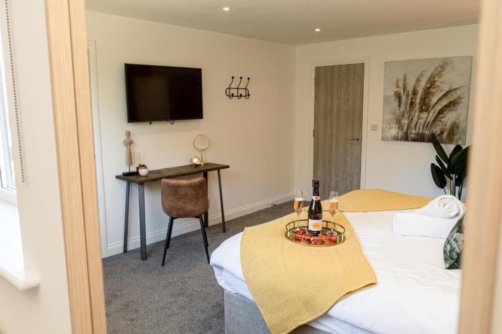 Bournecoast - Stylish Flat With Balcony - Sea Glimpses - 10 Min Walk To - Parking - Wifi - Fm8405 * Bournemouth
