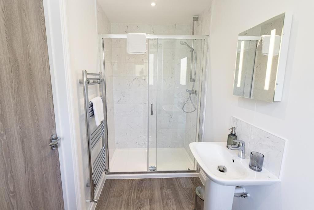 Bournecoast - Stylish Flat With Balcony - Sea Glimpses - 10 Min Walk To - Parking - Wifi - Fm8405 * Bournemouth