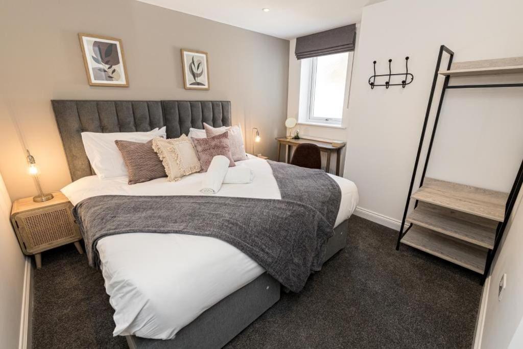 Bournecoast - Stylish Flat With Balcony - Sea Glimpses - 10 Min Walk To - Parking - Wifi - Fm8405