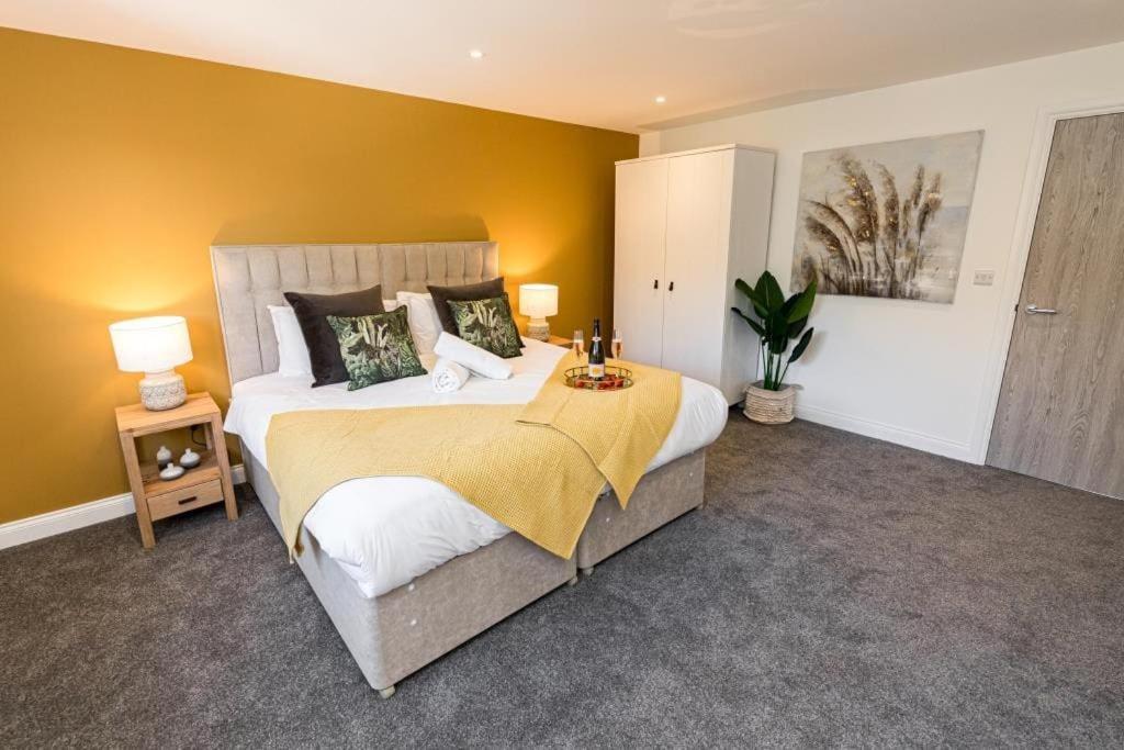 Bournecoast - Stylish Flat With Balcony - Sea Glimpses - 10 Min Walk To - Parking - Wifi - Fm8405 Apartment Bournemouth