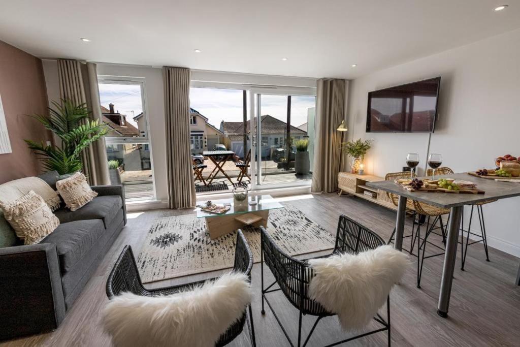 Bournecoast - Stylish Flat With Balcony - Sea Glimpses - 10 Min Walk To - Parking - Wifi - Fm8405 Bournemouth