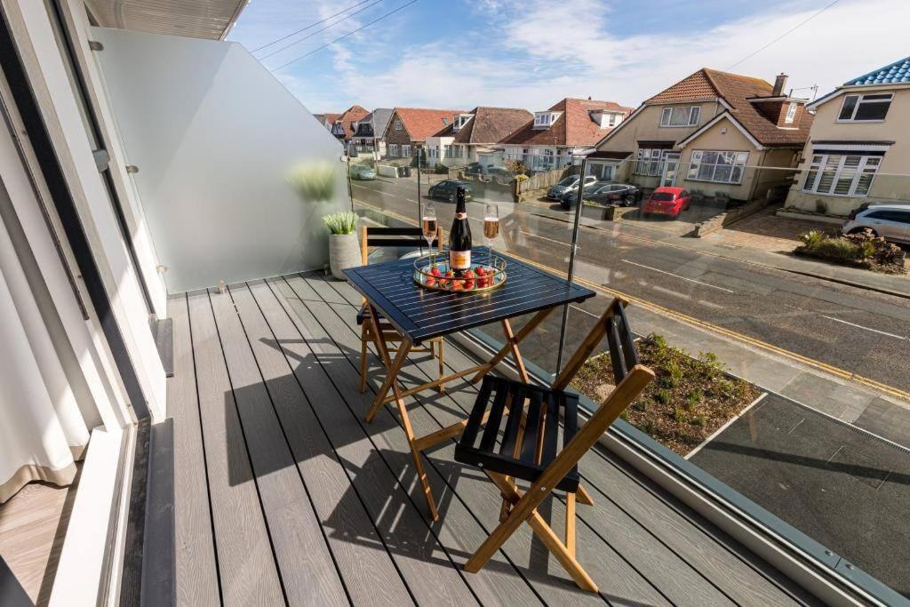 Bournecoast - Stylish Flat With Balcony - Sea Glimpses - 10 Min Walk To - Parking - Wifi - Fm8405