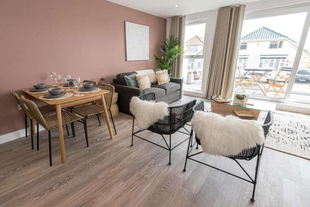 Bournecoast - Stylish Flat With Balcony - Sea Glimpses - 10 Min Walk To - Parking - Wifi - Fm8405 * Bournemouth