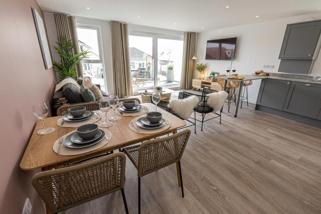 Bournecoast - Stylish Flat With Balcony - Sea Glimpses - 10 Min Walk To - Parking - Wifi - Fm8405