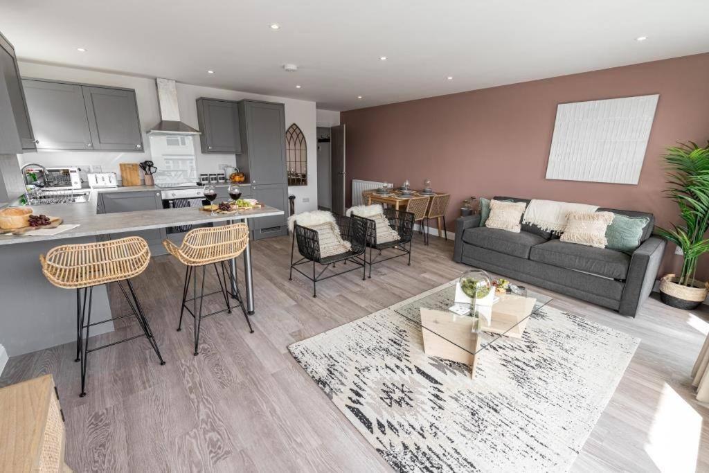 Bournecoast - Stylish Flat With Balcony - Sea Glimpses - 10 Min Walk To - Parking - Wifi - Fm8405 * Bournemouth